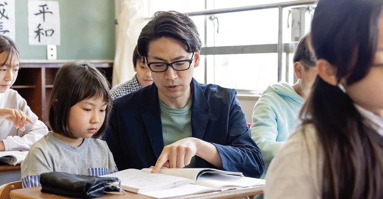 教室で授業を受ける子どもたち
