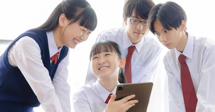 お仕事ノートを見ながら笑顔の子どもたち